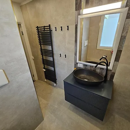 Exclusive Top Floor 2-bedroom Flat
