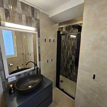 Exclusive Top Floor 2-bedroom Flat *